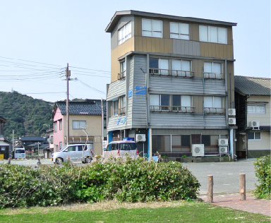 浜から撮影した民宿旅館ビーチ